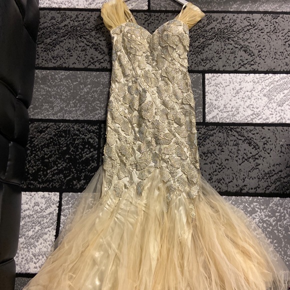 Mermaid Style Prom/Wedding Dress - Picture 1 of 6